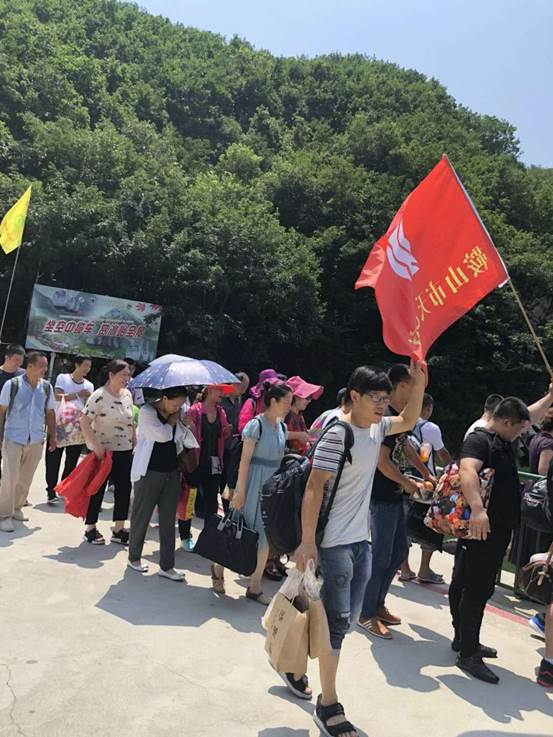鞍山市天乙门窗无限公司构造全部员工展开了每一年一度的“清冷夏季游”团建勾当(图2)